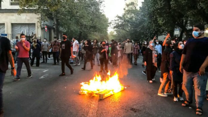 En l'espace de quelques jours, un deuxième manifestant a été exécuté pour avoir « mené une guerre contre Dieu » par le régime iranien.