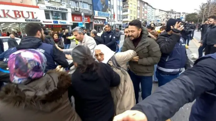 À Istanbul, une marche organisée à l'occasion de la dernière « veille pour la justice » en solidarité avec les prisonniers malades a été très violemment dispersée par la police turque. Des dizaines de personnes, dont des journalistes et des personnalités politiques, ont été placées en garde à vue.