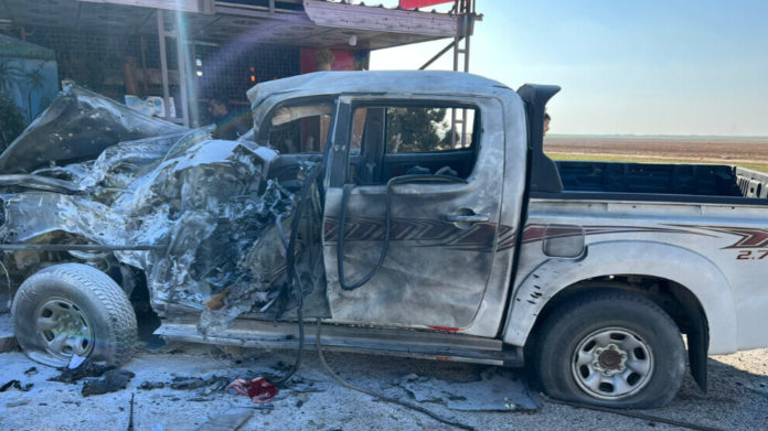 Une voiture a été bombardée par un drone turc sur la route entre Qamishlo et Dêrik, dans le nord de la Syrie.