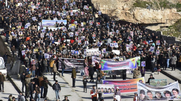 Des milliers de personnes ont marché dans le quartier de Cheikh-Maksoud à Alep, pour protester contre l’occupation d’Afrin à l’occasion du 5e anniversaire de l’invasion par la Turquie de cette région du nord de la Syrie.