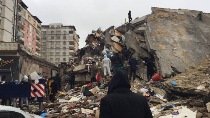 Le président turc Recep Tayyip Erdoğan a décrété mardi l'état d'urgence dans dix provinces touchées par le tremblement de terre.