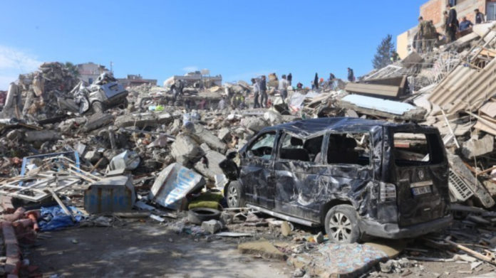 Selon le ministère turc de l'Environnement, de l'Urbanisation et du Changement climatique, 7 584 bâtiments ont été détruits et 12 617 ont été endommagés lors du tremblement de terre qui a touché 10 provinces. 