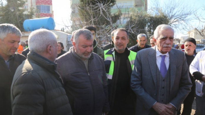 L’une des figure de proue de la politique kurde Ahmet Türk, s'est rendu dans la ville d’Adiyaman (Semsûr) plus que sinistré à la suite du tremblement de terre survenu le 6 février dernier.