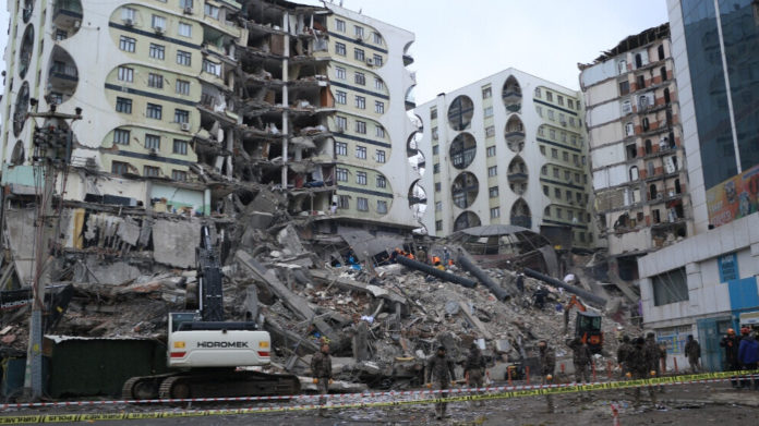 Douze jours après les violents tremblements de terre, le bilan du séisme dans la capitale kurde de Diyarbakir est de 409 morts
