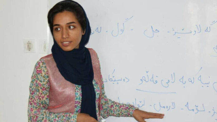 L'enseignante kurde Zara Mohammadi, qui était emprisonnée par le régime iranien pour avoir enseignée sa langue maternelle à des enfants kurdes, a été libérée de prison.