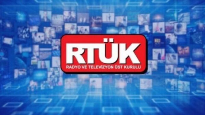 Alors que des milliers de personnes attendent d'être secourues sous les décombres, le Conseil supérieur de l’audiovisuel de Turquie (RTÜK) et la police traquent des journalistes et des dissidents en Turquie.