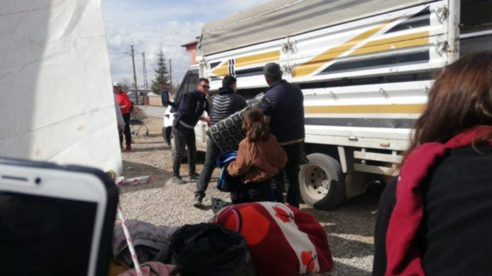 Dix familles syriennes ont été expulsées de force de la zone qui a été créée pour les victimes du tremblement de terre dans le quartier Cumhuriyet dans la ville d'Elbistan. Un grand nombre de policiers et de soldats ont été envoyés à la recherche des réfugiés syriens, qui ont reçu l'ordre de quitter les tentes au motif qu'il y avait des plaintes à leur sujet.