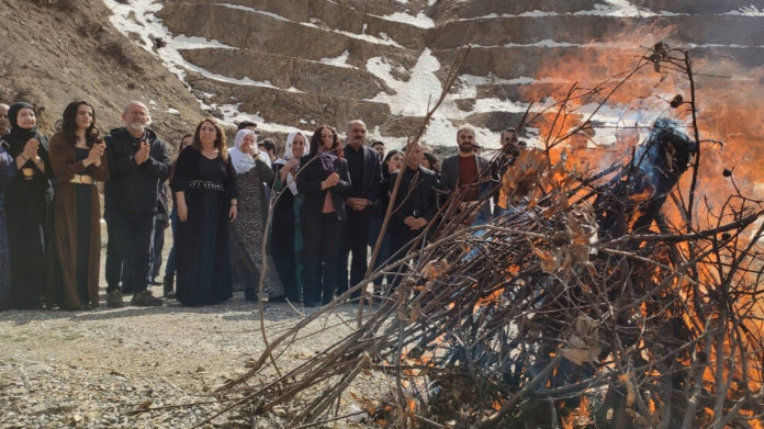 Au Nord-Kurdistan, le premier feu du Newroz, le nouvel an kurde, a été allumé à Semdinli, accompagné de cris de résistance. 