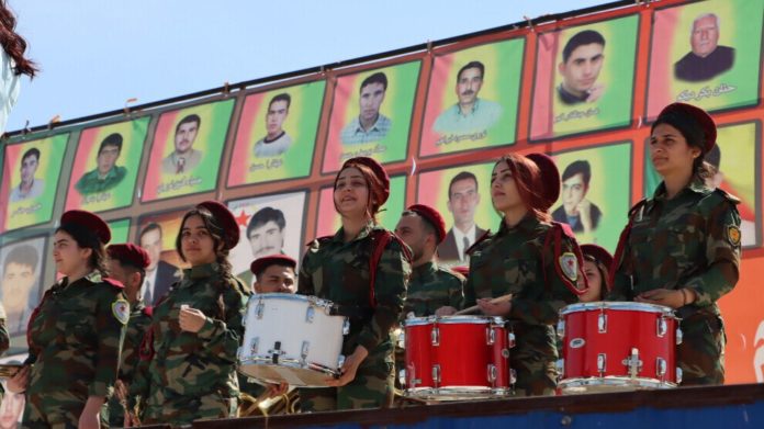 Le 12 mars 2004, un soulèvement éclatait à Qamishlo, semant les graines de la révolution du Rojava. La répression des manifestations par le régime syrien faisait au moins 34 morts.