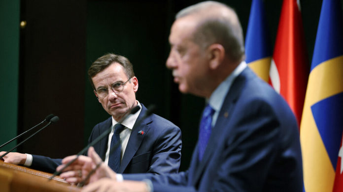 La Suède a de nouveau cédé au chantage de la Turquie sur l’adhésion à l’OTAN, en extradant un autre ressortissant turc.