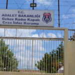 Turquie: une prisonnière politique kurde privée de traitement médical Détenue depuis 29 ans dans la prison de Gebze, la prisonnière politique kurde Gulistan Abdo porte une prothèse à la jambe gauche