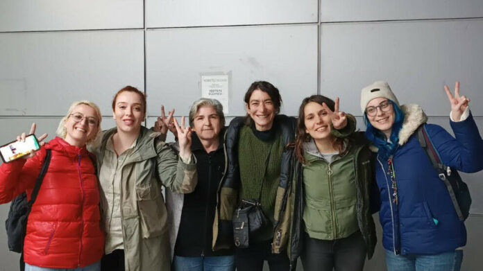 Les six femmes journalistes dénoncent des actes de violence et des violations de leurs droits après leur arrestation samedi soir.