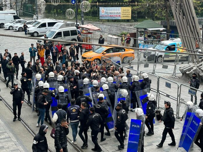 Vingt-cinq personnes ont été placées en garde à vue à Istanbul alors que les « Mères du samedi » poursuivaient leur action pour la 944e semaine consécutive en faveur de leurs proches disparus en détention par l’État.