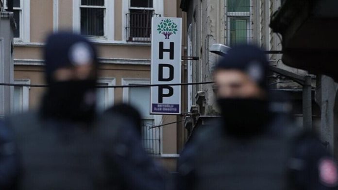 Lundi matin, 19 personnes ont été arrêtées à la suite de multiples &opérations policières à Istanbul et Izmir, dont des membres du Conseil de la Jeunesse du HDP et un journaliste.
