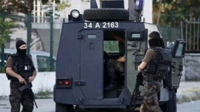 La police turque a effectué plusieurs perquisitions, arrêtant 18 personnes à Cizre, vendredi et deux à Bitlis mardi.