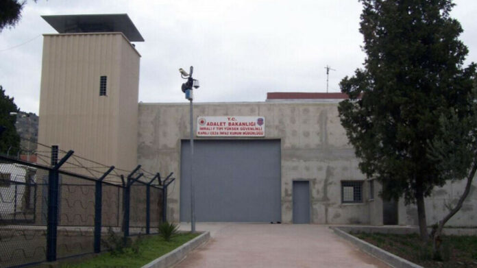 Suite aux rumeurs de prétendues discussions pré-électorales avec Abdullah Öcalan, le ministère turc de la Justice a déclaré qu'une équipe technique s'était rendue sur l'île-prison d'Imrali uniquement pour évaluer les dégâts causés par une tempête sur les bâtiments de service.