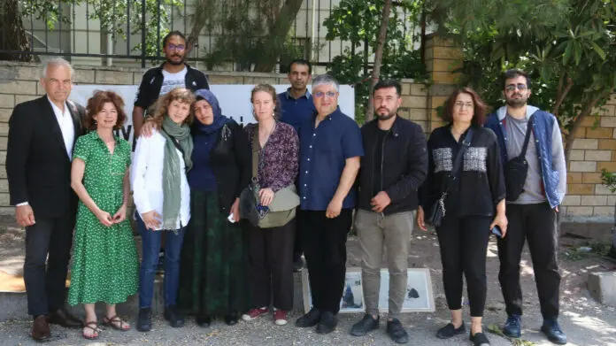 Une délégation composée de Rémy Pagani, ancien maire de Genève, Angélique Schmitt, membre du Parti de gauche, et du journaliste Rachad Armanios, a rendu visite à Emine Şenyaşar, en veille pour la Justice depuis le 9 mars 2021.