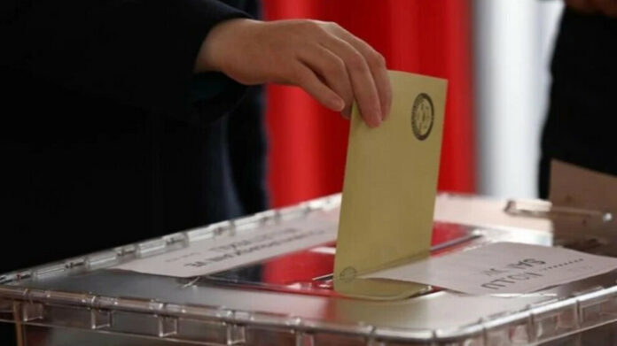 Les élections présidentielles et législatives se déroulant aujourd'hui en Turquie sont sous l'étroite surveillance de fonctionnaires internationaux et de délégations indépendantes. Un total de 403 observateurs, provenant de la délégation officielle d'Observation Électorale Internationale, ont été dépêchés pour garantir le bon déroulement du scrutin.