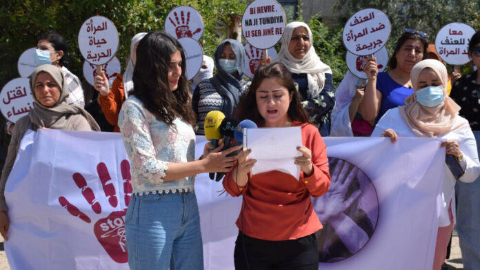 Les organisations et mouvements de femmes dans le nord et l'est de la Syrie condamnent les féminicides et appellent à la poursuite des auteurs.
