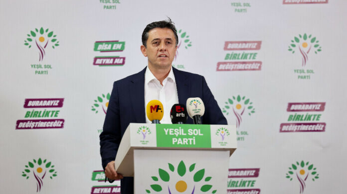 Mehmet Rüştü Tiryaki, co-porte-parole de la Coordination de Surveillance des Élections du Parti Démocratique des Peuples (HDP), a annoncé l'examen en cours de 193 000 bulletins de vote suite à des irrégularités électorales.
