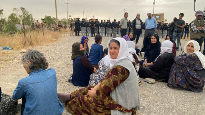 Des protestations éclatent suite à la tentative de l'armée irakienne d'installer une clôture autour du camp de réfugiés kurdes de Makhmour.