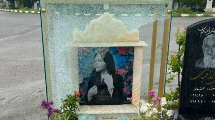 La tombe de Jina Mahsa Amini, une jeune Kurde de 22 ans tuée en septembre 2022 par la police des mœurs en Iran pour avoir 