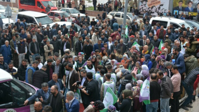 Le gouvernement turc poursuit sans relâche sa campagne de répression politique en préparation du second tour des élections. À Izmir, douze musiciens ayant participé à l'inauguration du bureau électoral du Parti Vert Gauche ont été arrêtés sous l'accusation de 