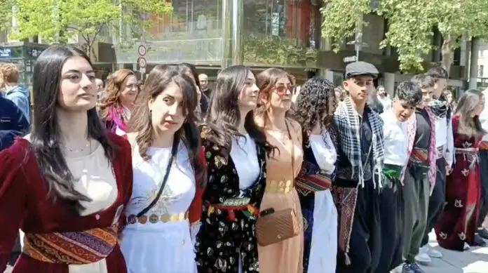 La nouvelle édition de ce festival annuel, célébrant les danses folkloriques du Kurdistan, a débuté ce samedi par un défilé culturel dans le centre-ville de Hanovre, en Allemagne. Plusieurs dizaines de groupes de danse participent à cette compétition riche en traditions cette année.