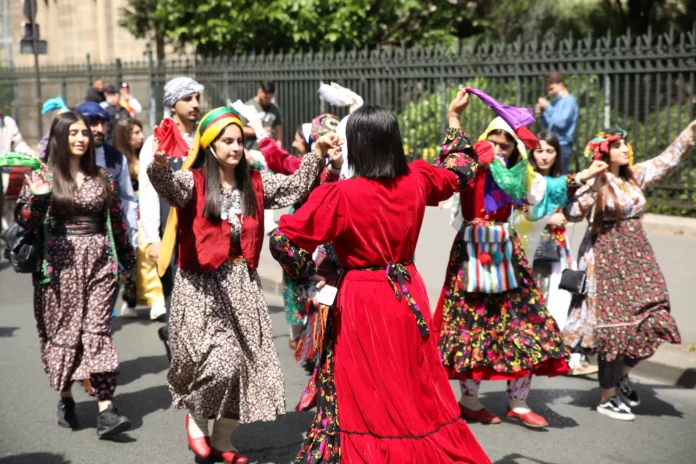 PARIS - La deuxième édition du festival culturel kurde de Paris démarre demain, samedi 6 mai, et promet une semaine riche en événements et en découvertes. Du 6 au 12 mai, les Parisiens et les visiteurs sont invités à plonger au cœur de la culture kurde à travers une variété d'activités et de spectacles. Si vous n'avez pas encore prévu d'y assister, voici quelques raisons de ne pas manquer cette célébration unique.