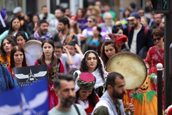 La deuxième édition du Festival culturel kurde de Paris a débuté samedi en grande pompe, avec un défilé folklorique partant du Centre Démocratique du Kurdistan de Paris jusqu'à la mairie du 10e arrondissement.