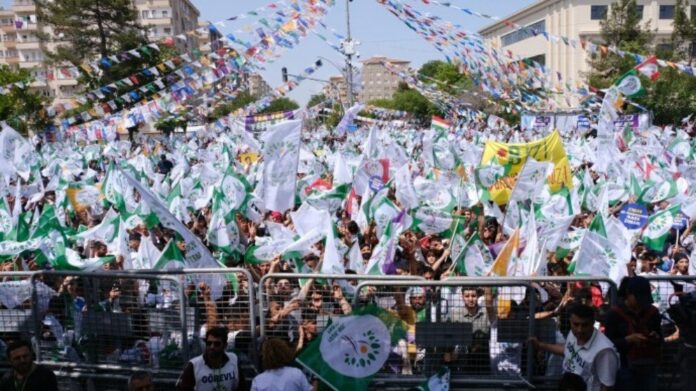 Avec 9,33 % des voix lors des élections du 14 mai, le Parti de la Gauche Verte a obtenu 63 sièges au Parlement turc.