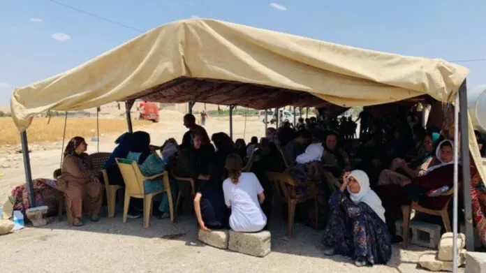 L’Administration du camp de réfugiés de Makhmour a affirmé ce soir que, résultant de l'accord atteint, l'armée irakienne s'est retirée des environs du camp, mettant fin à la veille populaire.