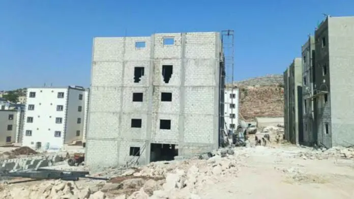 La Turquie continue d'établir des colonies dans la région d’Afrin occupée, situé dans le nord de la Syrie. Dans le cadre de sa politique d'épuration ethnique, l'État turc installe des groupes sélectionnés dans les nouveaux blocs de logements qu'il construit.