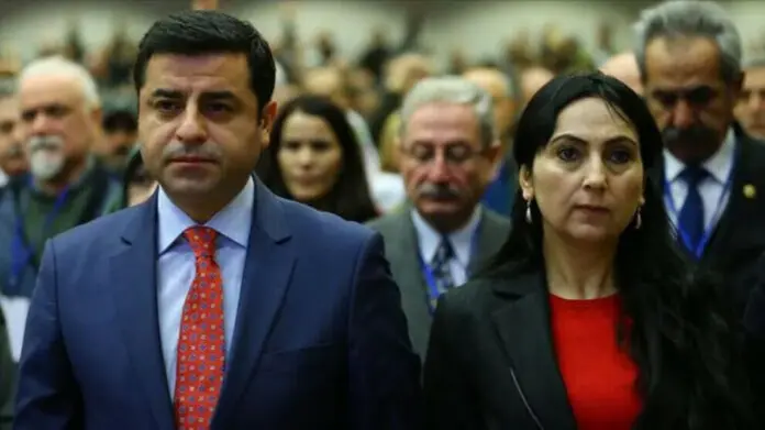 Décision de la CEDH : Demirtaş et Yüksekdağ ont été privés d'une assistance juridique efficace Selon une récente décision de la Cour européenne des droits de l'homme (CEDH), Selahattin Demirtaş et Figen Yüksekdağ, anciens co-présidents du Parti démocratique des peuples (HDP), ont été privés de l'assistance efficace de leurs avocats, enfreignant ainsi l'Article 5 § 4 de la Convention.