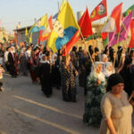 Manifestation à Makhmour contre les attaques de l’État turc sur le Rojava Les résidents du camp de réfugiés Martyr Rustem Cûdî à Makhmour (sud-Kurdistan) ont organisé une marche pour protester contre les attaques perpétrées par l'État turc dans le nord et l'est de la Syrie.