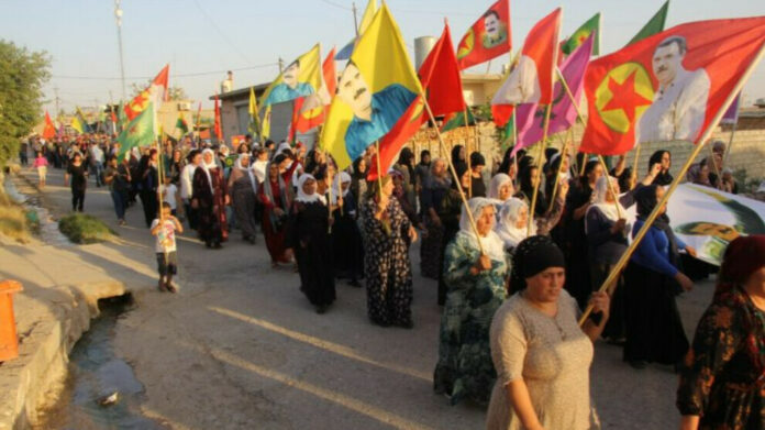 Les résidents du camp de réfugiés Martyr Rustem Cûdî à Makhmour (sud-Kurdistan) ont organisé une marche pour protester contre les attaques perpétrées par l'État turc dans le nord et l'est de la Syrie.