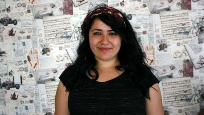 Beritan Canözer, journaliste pour JinNews, a été libérée suite à son arrestation le 25 avril dans le cadre d'une enquête dirigée par le bureau du procureur général de Diyarbakır.