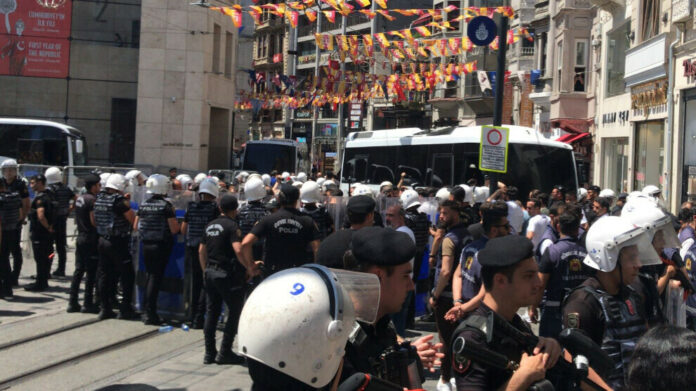 La répression policière contre les Mères du samedi à Istanbul s'est intensifiée, entraînant l'arrestation de 28 membres et sympathisants de cette initiative.