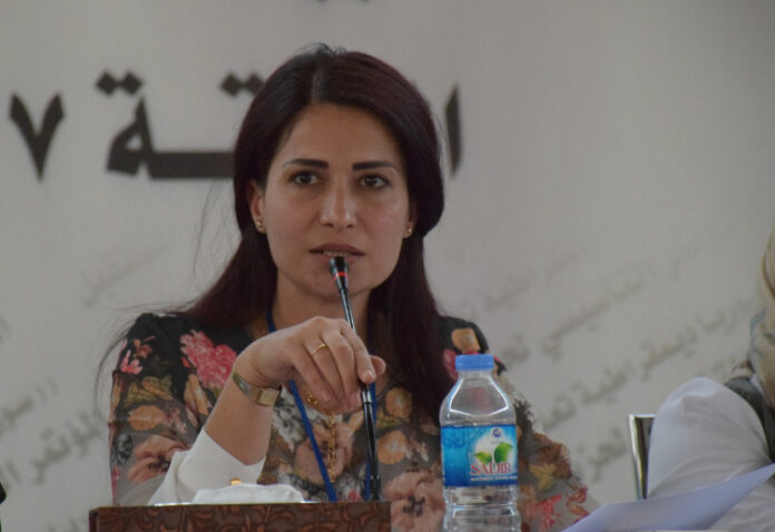 La porte-parole du Mouvement des Femmes Libres (Tevgera Jinen Azad, TJA), Ayşe Gökkan, a déposé une plainte pénale contre Abou Hatim Shaqra, haut dirigeant du groupe mercenaire Ahrar al-Sharqiya, pour son implication dans l'assassinat brutal de la femme politique kurde Hevrin Khalaf.