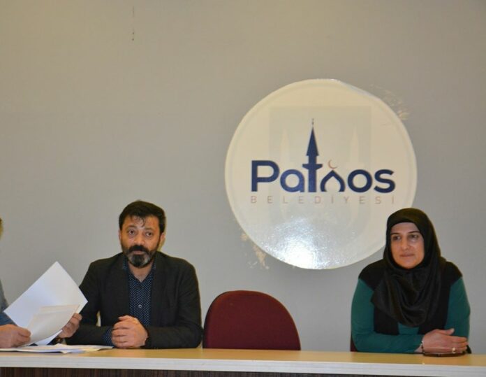 Les co-maires de la municipalité de Patnos du Parti démocratique des peuples (HDP), Müşerref Geçer et Emrah Kılıç, ont été placés en garde à vue. Uğur Laçin, le responsable des ressources humaines de la municipalité, a également été arrêté.