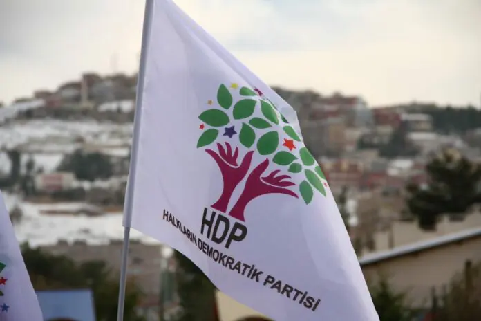 Le conseil des Administrations Locales Démocratiques du HDP Parti démocratique des peuples (HDP) a émis une déclaration concernant la détention des co-maires et des employés municipaux dans le district de Patnos, à Ağrı, survenue plus tôt aujourd'hui.