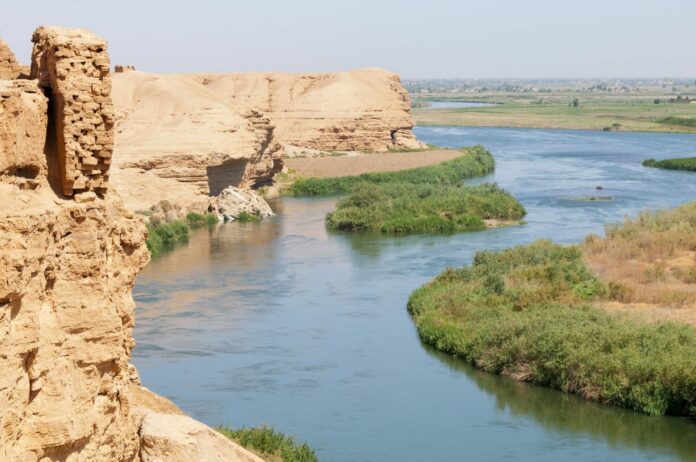 La situation dans le nord et l'est de la Syrie se détériore en raison de la décision de la Turquie de réduire le débit de l'eau de l'Euphrate, avec l'arrivée de la saison estivale et des prévisions de températures élevées exacerbant encore le problème. Cette restriction de l'approvisionnement en eau risque d'atteindre un niveau critique, un défi qui s'amplifie chaque été.