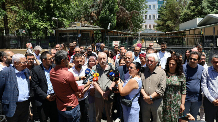 En l'espace d'un an, 35 journalistes kurdes ont été arrêtés par le régime turc. Quinze d'entre eux sont aujourd'hui jugés à Diyarbakir.