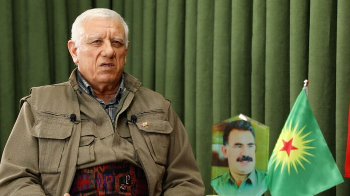 Dans une interview exclusive accordée à la chaîne de télévision kurde Sterk Tv, M. Cemil Bayik, co-président de l'Union des communautés du Kurdistan (KCK), a abordé de nombreux sujets liés au conflit au Kurdistan. Il a tout d'abord évoqué l'attaque majeure lancée par l'État turc contre le peuple kurde et les zones tenues par le Parti des Travailleurs du Kurdistan (PKK) il y a huit ans, le 24 juillet 2015. Depuis lors, ces attaques se sont poursuivies sans interruption, constituant une période critique dans la lutte du peuple kurde.
