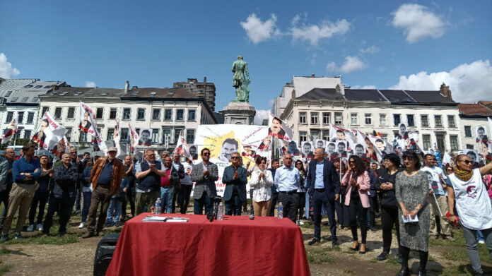 Des représentants de syndicats et de partis politiques de divers pays se sont réunis devant le Parlement européen pour demander à avoir des informations concernant la situation d'Abdullah Öcalan.