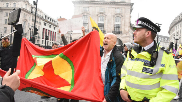 Le 13 septembre prochain, Mark Campbell sera jugé en vertu des lois britanniques sur le terrorisme pour avoir brandi un drapeau du PKK