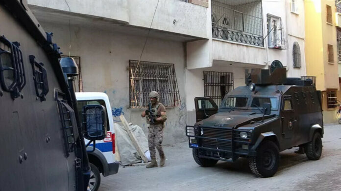 La police turque a mené des raids simultanés ce vendredi matin à Mersin. Au moins 11 personnes ont été arrêtées pour 