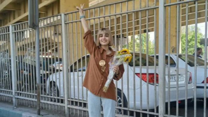La journaliste kurde Nazila Maroofian a retrouvé sa liberté après cinq semaines d’incarcération à la tristement célèbre prison d'Evin à Téhéran, en Iran. Elle avait été emprisonnée pour avoir réalisé une interview avec le père de Jina Mahsa Amini.