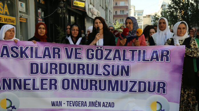 24 personnes, principalement des femmes, ont été arrêtées dans la province kurde de Hakkari le 15 août. Parmi elles, des Mères de la paix