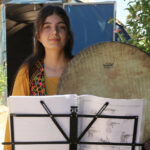 Baryana Sîdo : musicienne dans un camp de réfugiés Originaire d'Afrin, réfugiée dans un camp de déplacés à Shehba, la jeune Baryana Sîdo brave toutes les contraintes avec la musique